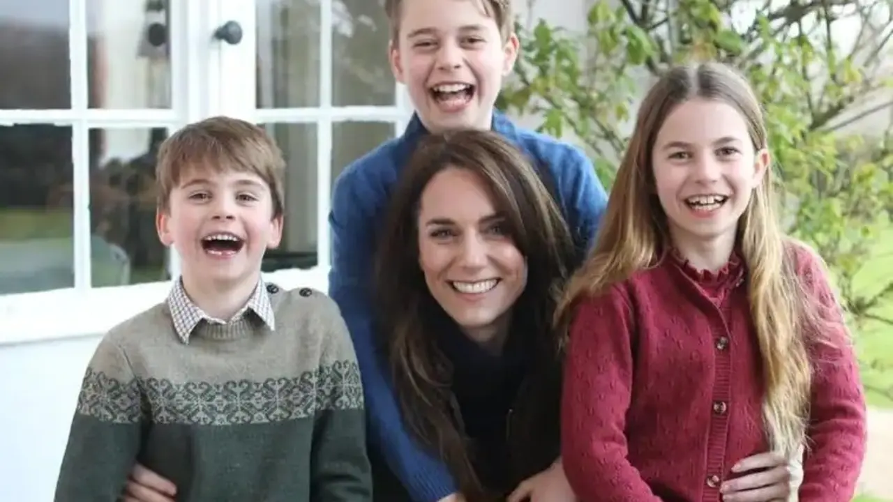 La imagen de la princesa Catalina junto a sus tres hijos. The Prince and Princess of Wales 'X'