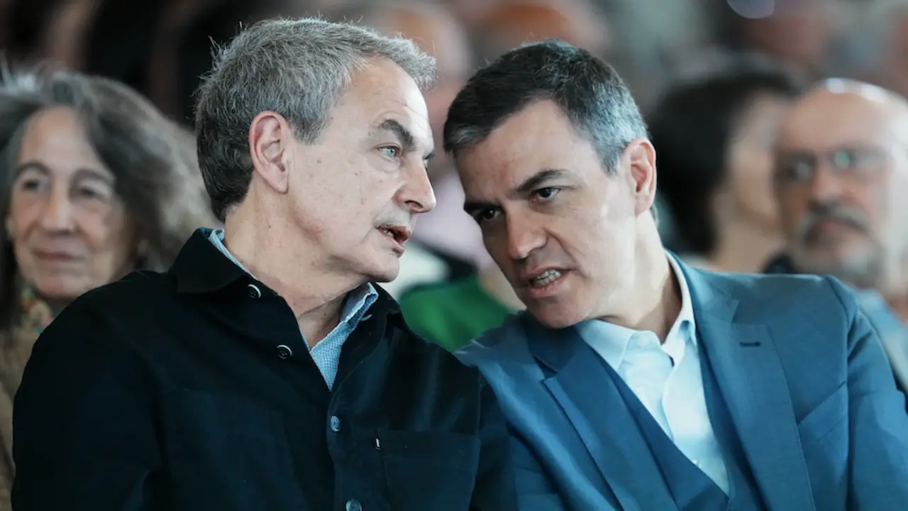 El expresidente del Gobierno, Jos&eacute; Luis Rodr&iacute;guez Zapatero (i), y el presidente del Gobierno y secretario general del PSOE, Pedro S&aacute;nchez (d), durante el acto de homenaje al expresidente Jos&eacute; Luis Rodr&iacute;guez Zapatero, en el Palacio Euskalduna, a 9 de marzo de 2024, en Bilbao, Vizcaya, Pa&iacute;s Vasco (Espa&ntilde;a). H.Bilbao / Europa Press