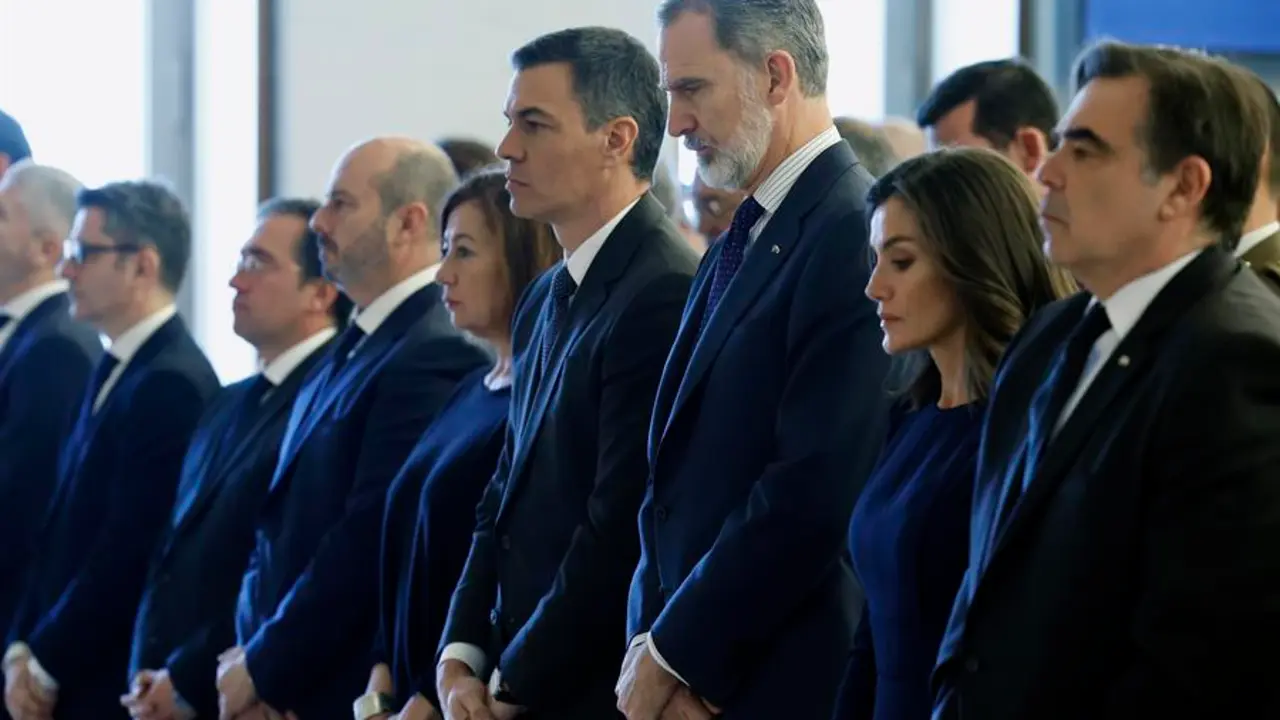 Los reyes Felipe VI y Letizia, acompa&ntilde;ados por el vicepresidente para la promoci&oacute;n del modo de vida europeo, Margaritis Schinas (d); el presidente del Gobierno, Pedro S&aacute;nchez (4d), la presidenta del Congreso de los Diputados, Francina Armengol (5d), el presidente del Senado, Pedro Roll&aacute;n (3i). EP / Chema Moya