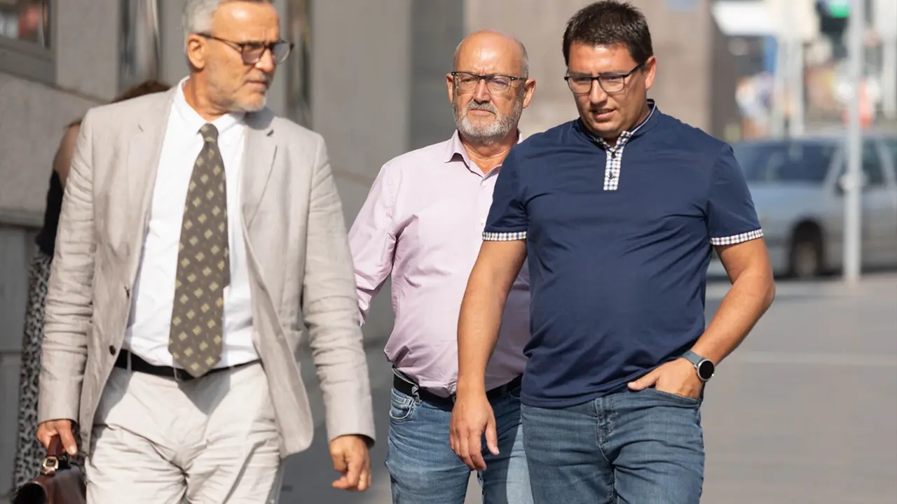El ex diputado del PSOE Juan Bernardo Fuentes Curbelo, alias 'Tito Berni' (c) y su abogado (d), a su llegada a declarar al Juzgado de Instrucci&oacute;n N&uacute;mero 4 de Santa Cruz de Tenerife. EP / Archivo