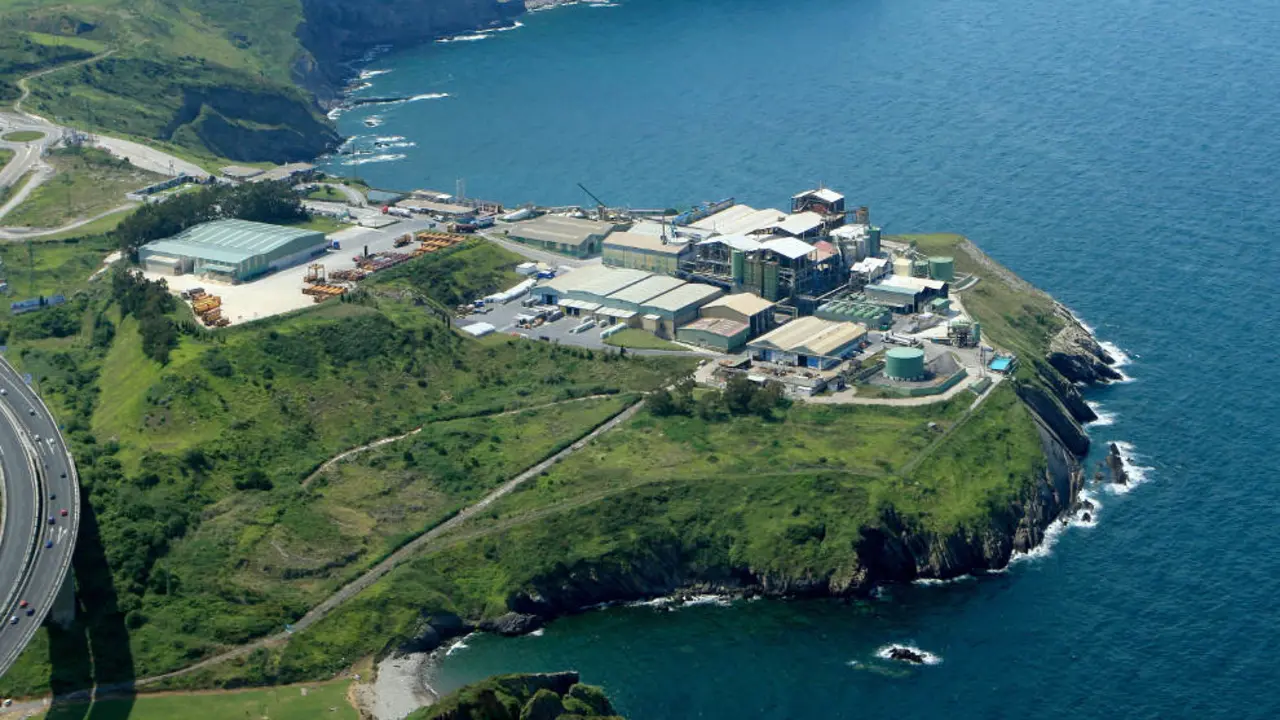 "Pie de foto: La F&aacute;brica de Derivados del Fl&uacute;or se erige en Ont&oacute;n, Castro Urdiales. | Foto: Derivados del Fl&uacute;or