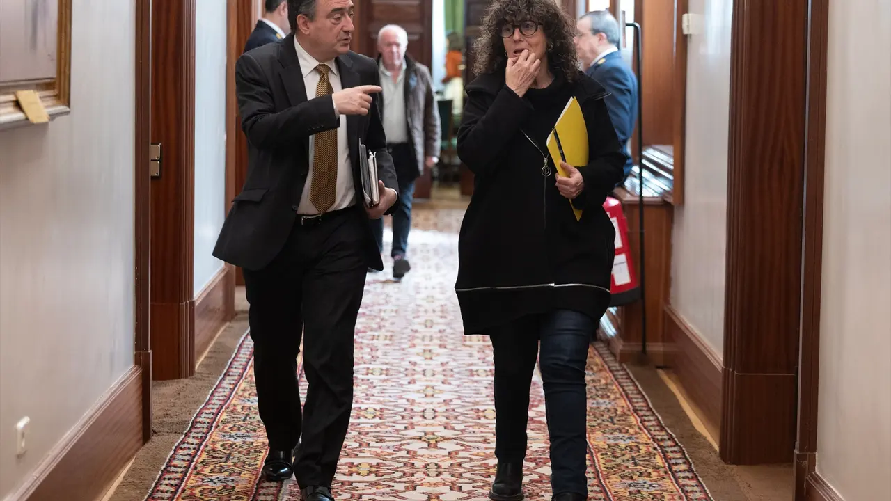 El portavoz del EAJ-PNV, Aitor Esteban, y la portavoz adjunta de Esquerra Republicana (ERC), Teresa Jord&agrave;, a su llegada a una reuni&oacute;n de la Junta de Portavoces. EP / Eduardo Parra