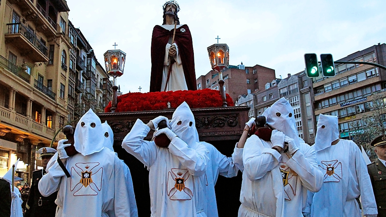 Fieles y devotos participan en la solemne procesi&oacute;n del Viernes Santo en Santander. / A.E.