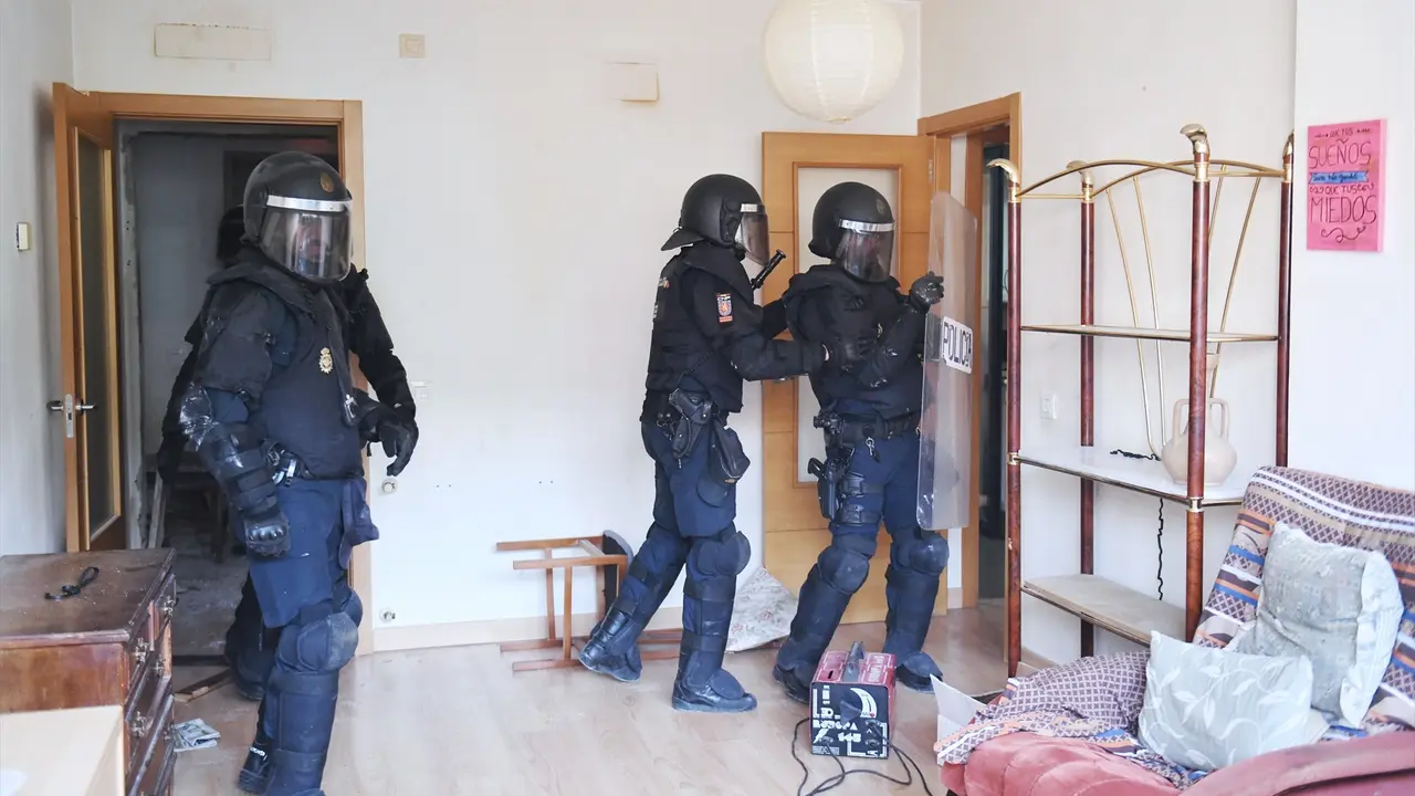 Los Agentes de Polic&iacute;a Nacional Antidisturbios pasan a desalojar el edificio Dignidad de M&oacute;stoles. EP / Fernando S&aacute;nchez / Archivo