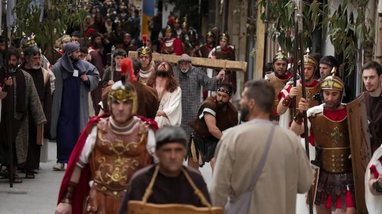 Representaci&oacute;n de la Pasi&oacute;n de Cristo Viviente mientras lo llevan a la cruz para ser crucificado, a 15 de abril de 2022, en Castro-Urdiales, Cantabria (Espa&ntilde;a). Cada a&ntilde;o, acuden m&aacute;s de 20.000 personas a presenciar la representaci&oacute;n de la pasi&oacute;n de Cristo, desde la &uacute;ltima cena hasta la crucifixi&oacute;n de Cristo. El origen de la Pasi&oacute;n Viviente de Castro Urdiales es del a&ntilde;o 1984 cuando un grupo de j&oacute;venes que realizaban un campamento de verano, deciden, junto al Padre &ldquo;Sandalio&rdquo;, crear la representaci&oacute;n de la Pasi&oacute;n de Cristo, que se represent&oacute; por primera vez en el a&ntilde;o 1985.
15 ABRIL 2022;PASION VIVIENTE;CASTROURDIALES
H.Bilbao / Europa Press
15/4/2022