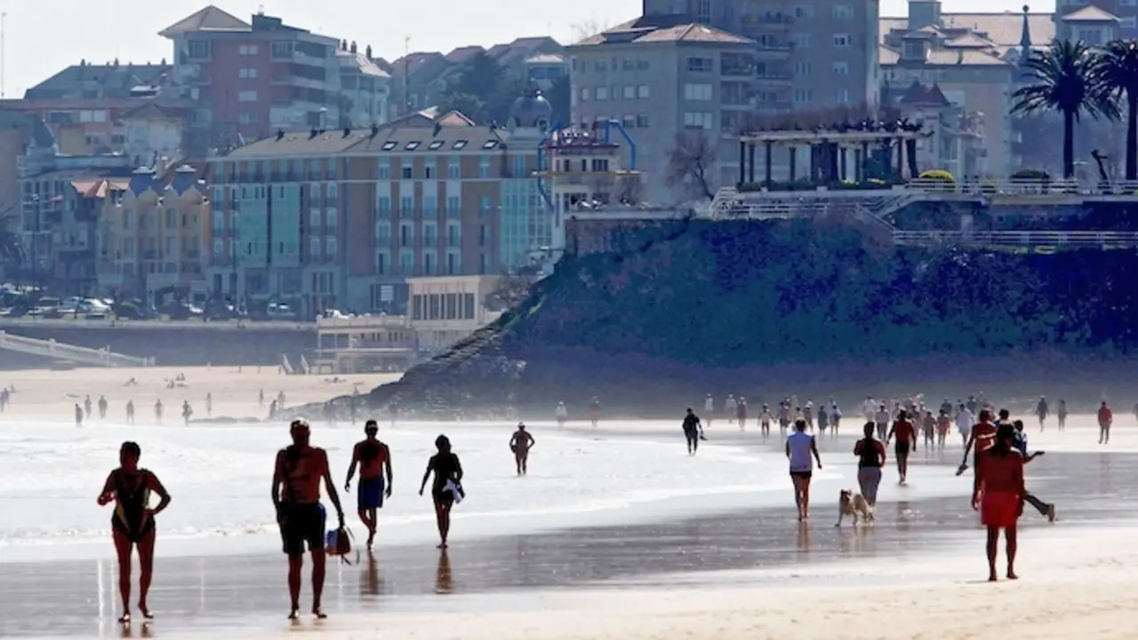 La segunda playa del Sardinero de Santander, repleta de personas paseando a la orilla del mar. EFE/Alberto Aja