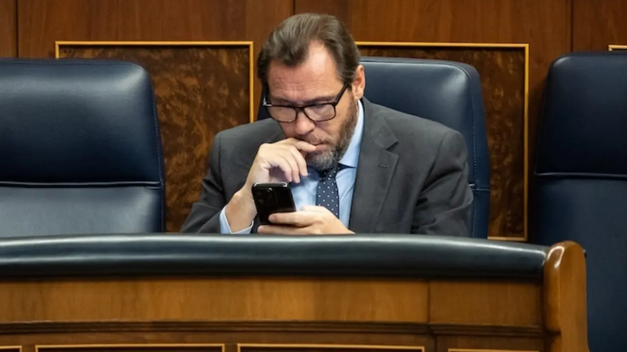 El ministro de Transporte y Movilidad Sostenible, &Oacute;scar Puente,  durante una sesi&oacute;n plenaria, en el Congreso de los Diputados, a 14 de marzo de 2024, en Madrid (Espa&ntilde;a). El Pleno ha debatido el dictamen del Proyecto de Ley por el que se regulan las ense&ntilde;anzas art&iacute;sticas superiores y se establece la organizaci&oacute;n y equivalencias de las ense&ntilde;anzas art&iacute;sticas profesionales. Este proyecto de ley tiene por objeto la regulaci&oacute;n de estas ense&ntilde;anzas, de sus centros, de su profesorado, as&iacute; como el establecimiento de los derechos y deberes de los estudiantes. Tras este pleno, el Congreso aprobar&aacute; la Ley de Amnist&iacute;a para su remisi&oacute;n al Senado.
14 MARZO 2024;PLENO;ENSE&Ntilde;ANZAS ARTISTICAS;CONGRESO
Alejandro Mart&iacute;nez V&eacute;lez / Europa Press
14/3/2024