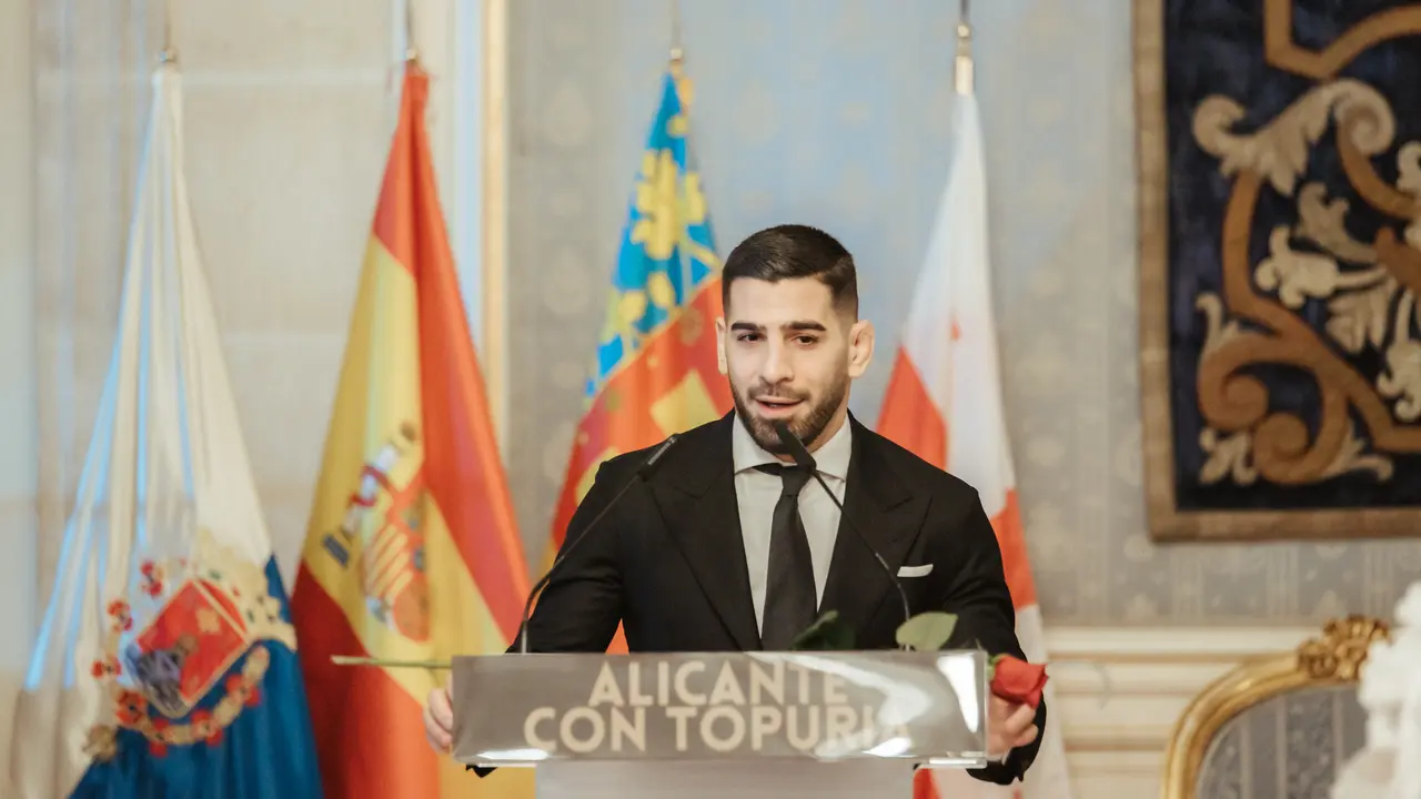 El luchador de artes marciales mixtas, durante una recepci&oacute;n oficial al campe&oacute;n mundial de la UFC en la categor&iacute;a de peso pluma. / Roberto Plaza