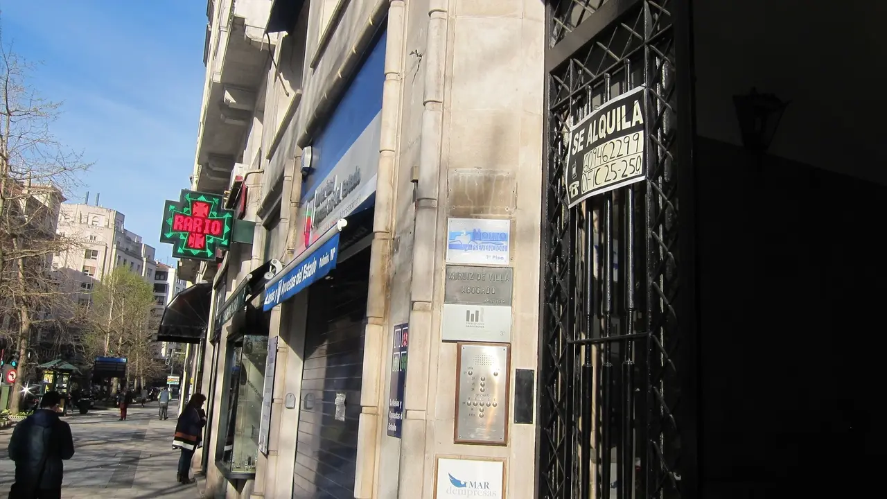Un cartel de "se alquila" en el portal de un edificio en Santander. EP / Archivo