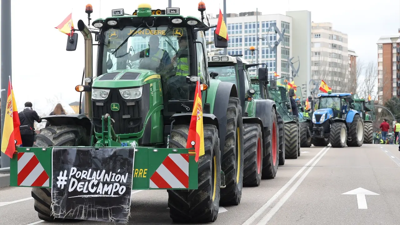 Varios tractores durante una nueva jornada de protestas de agricultores y ganaderos. EP / Claudia Alba