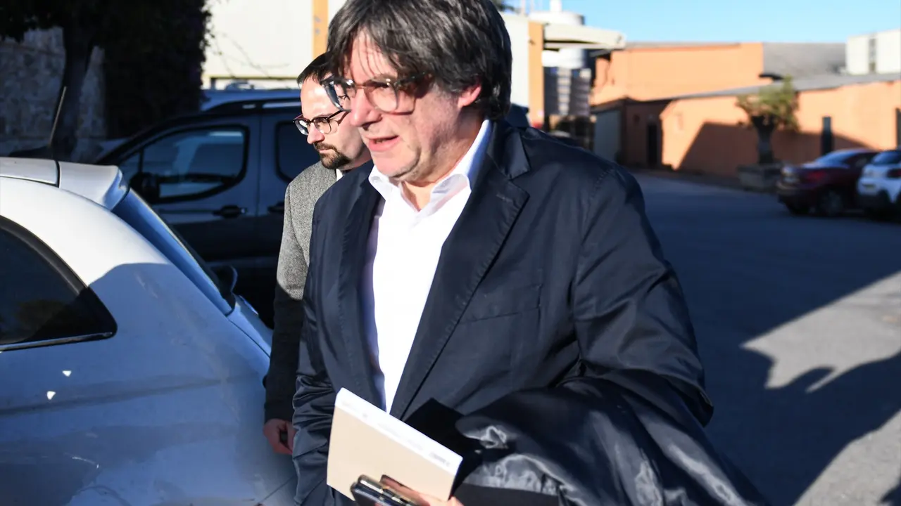 El expresidente de la Generalitat, Carles Puigdemont (d). EP / Gl&ograve;ria S&aacute;nchez / Archivo