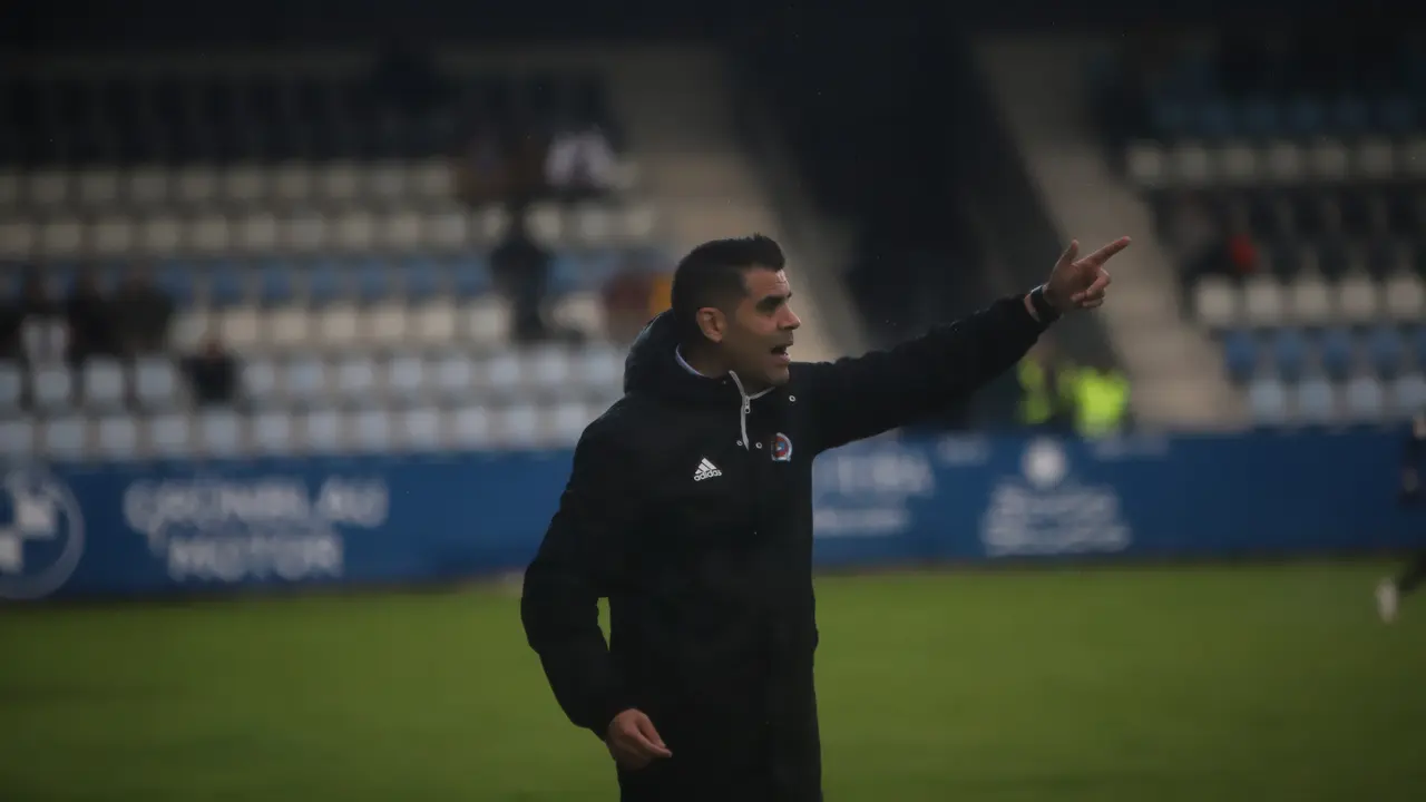 El entrenador de la Gimn&aacute;stica, Fran Mart&iacute;n, durante un partido. / N&eacute;stor Revuelta