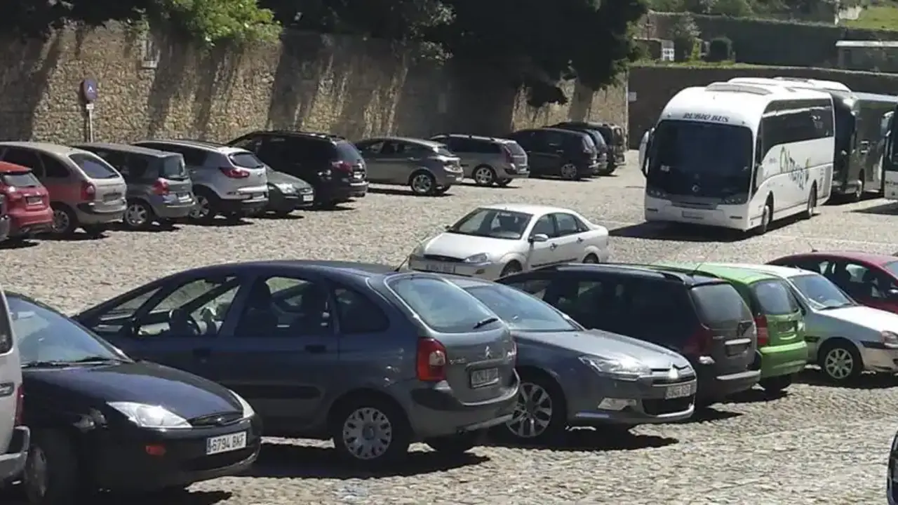 Veh&iacute;culos aparcados en uno de los parkings de Santillana del Mar. / Alerta