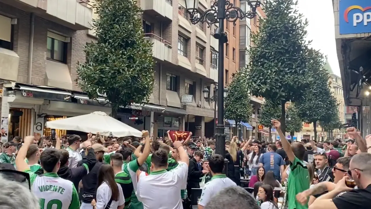 Los aficionados en las plazas de Oviedo en la previa del partido. / Twitter