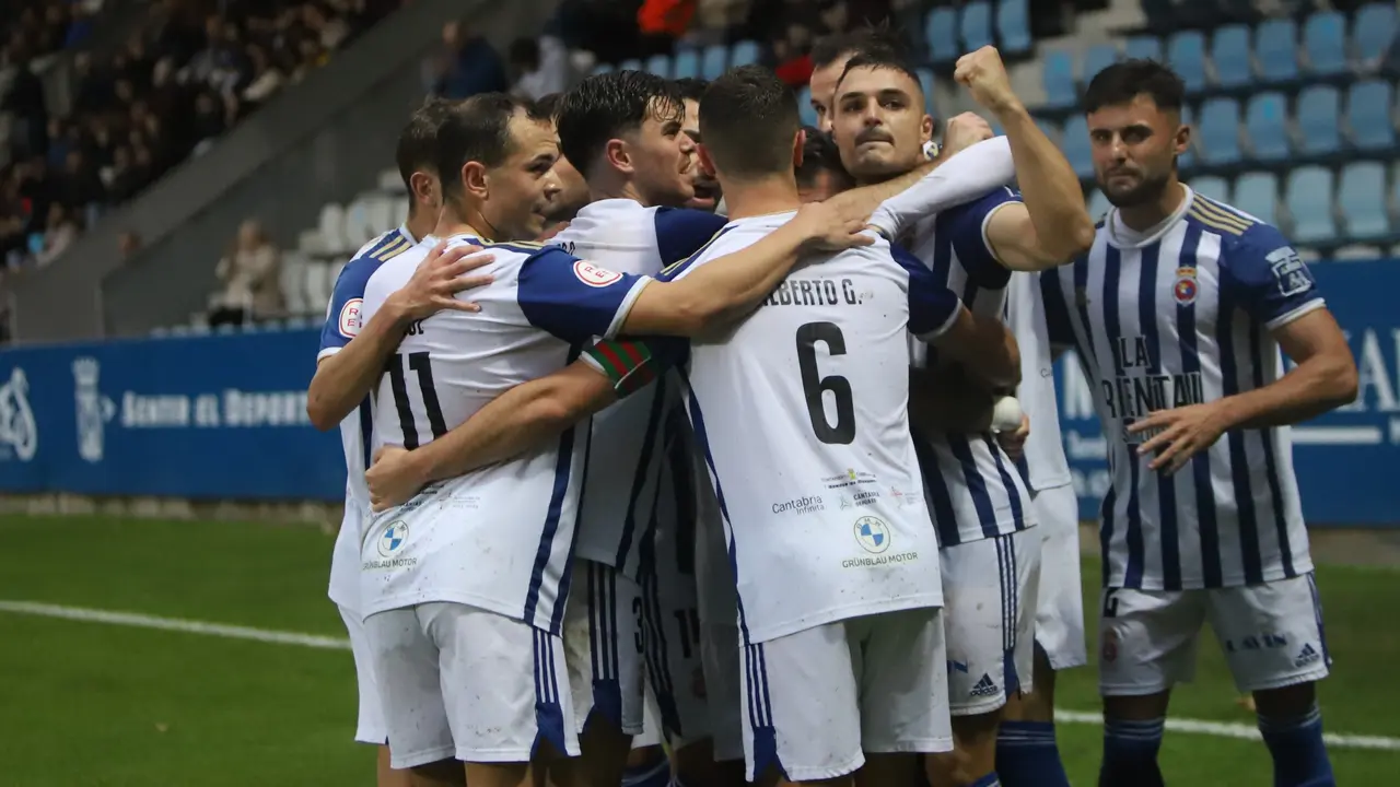 Los jugadores de la Gimn&aacute;stica celebran un gol en El Malec&oacute;n. / N&eacute;stor Revuelta Zarzosa