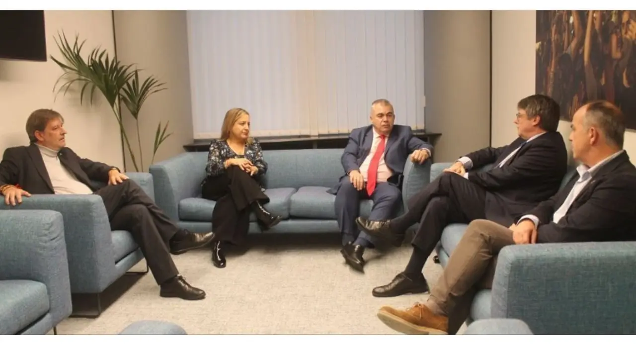 Imagen de archivo entre la reuni&oacute;n de Reuni&oacute;n entre Santos Cerd&aacute;n y Carles Puigdemont. EP / Archivo