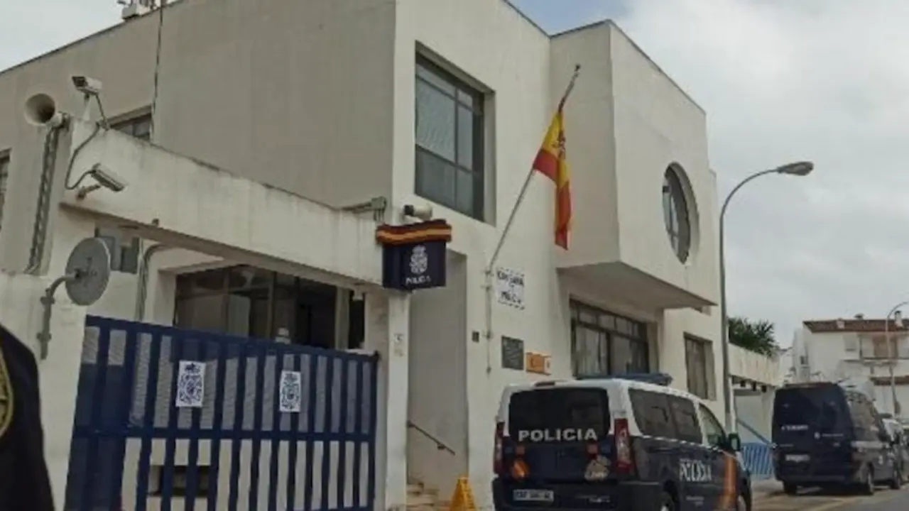 Vista externa de la comisar&iacute;a de Torremolinos, lugar donde tr&aacute;gicamente fue hallado el cuerpo de un ciudadano extranjero. / E.P.
