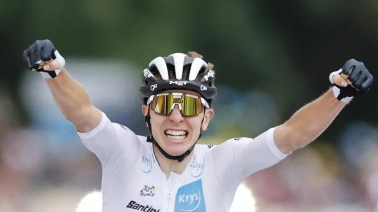 Pogacar celebra su victoria en la sexta etapa del Tour de Francia 2022. / EFE