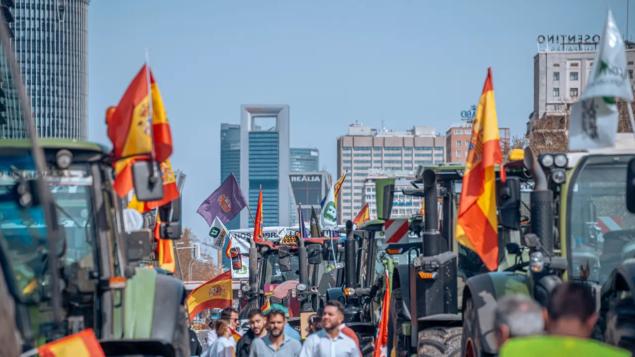Varios tractores durante una nueva jornada de protestas de agricultores y ganaderos,. EP / Gabriel Luengas