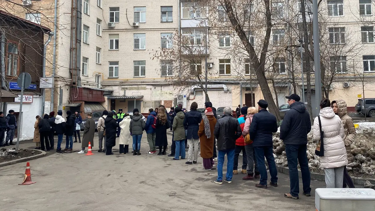 Decenas de personas en un centro electoral en Rusia. EP