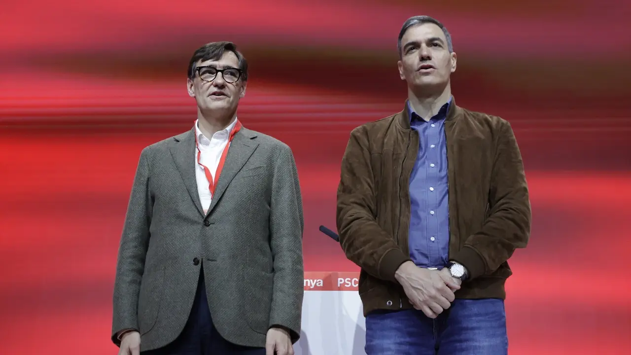 El secretario general del PSOE y presidente del Gobierno, Pedro S&aacute;nchez (d), y el primer secretario del PSC, Salvador Illa (i). EP / Kike Rinc&oacute;n