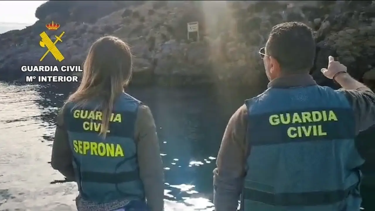 Dos agentes de la Guardia Civil en Cantabria contra el furtivismo, evidenciando el compromiso constante con la protecci&oacute;n del medio ambiente y la fauna de la regi&oacute;n, tras la detecci&oacute;n y denuncia de cuatro pescadores ilegales.