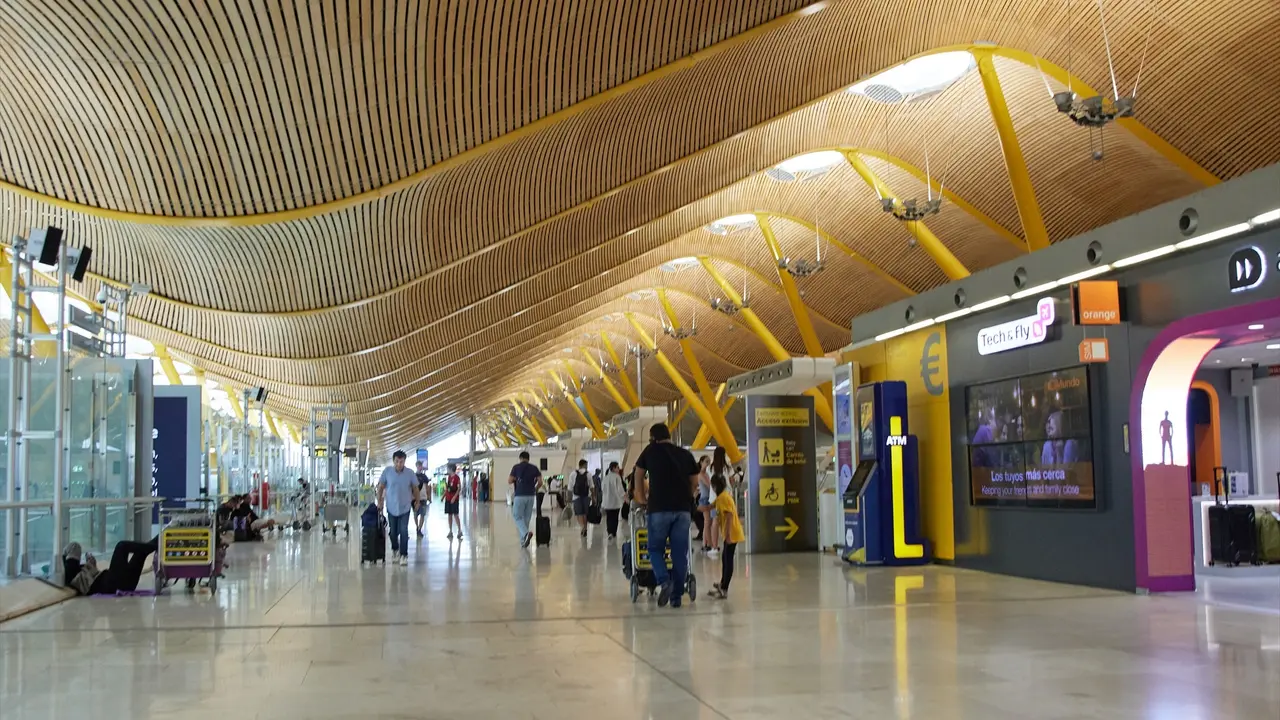 Varias personas en la terminal T4 del aeropuerto Adolfo Su&aacute;rez Madrid-Barajas. EP / Jes&uacute;s Hell&iacute;n