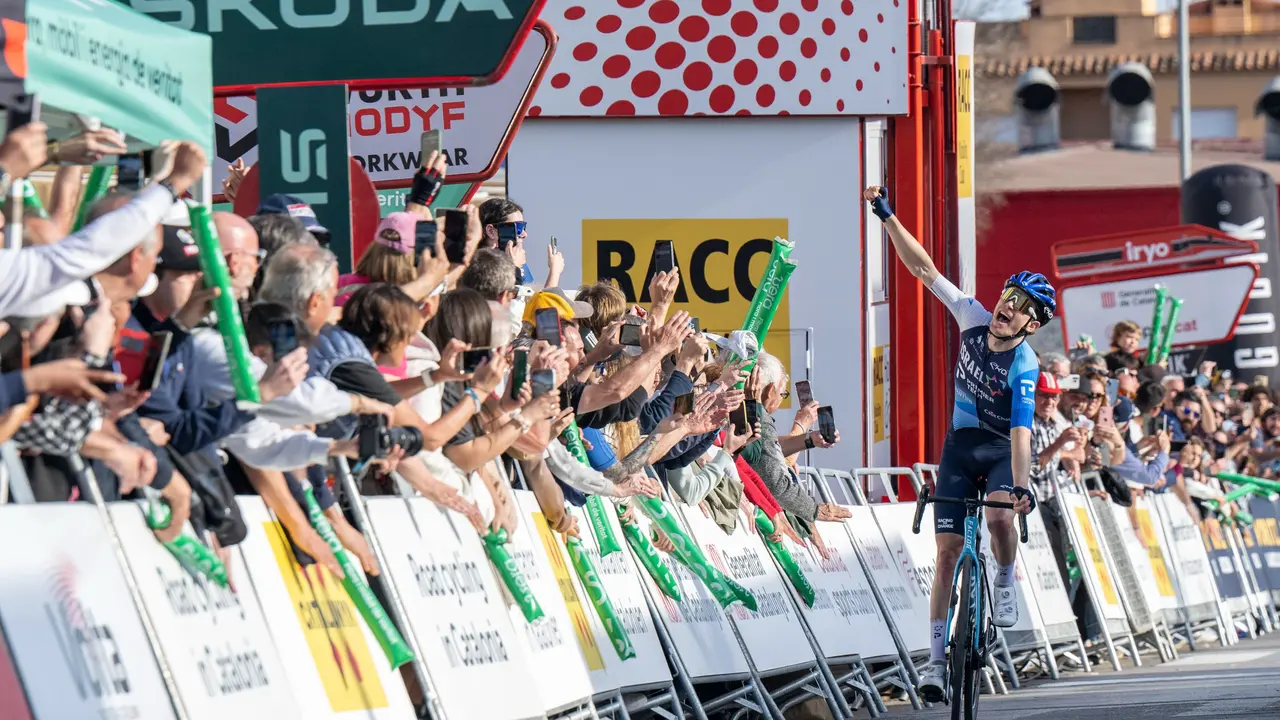 El ciclista Nick Schultz ha ganado este lunes la primera etapa de la 103&ordf; Volta a Catalunya, con salida y final en Sant Feliu de Gu&iacute;xols y 173,9 kil&oacute;metros de recorrido. / Volta a Catalunya