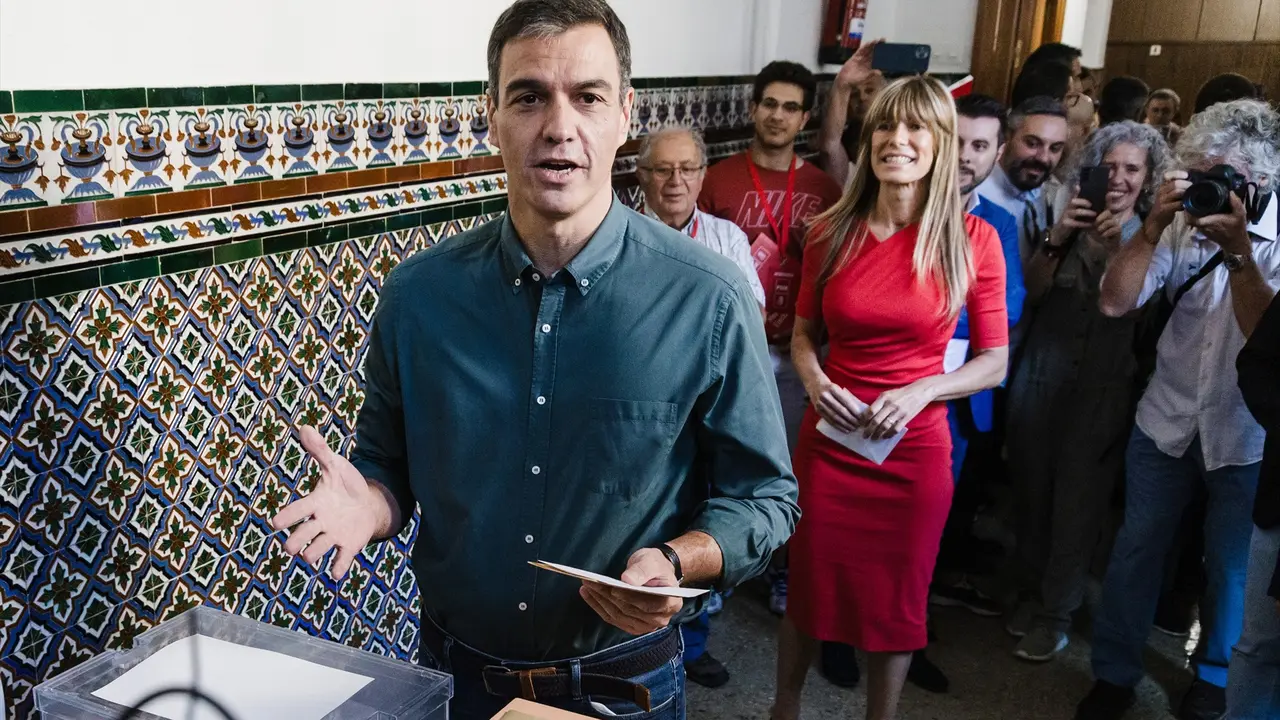 El presidente del Gobierno, Pedro S&aacute;nchez, y su esposa Bego&ntilde;a G&oacute;mez, durante unas elecciones. EP / Carlos Luj&aacute;n / Archivo