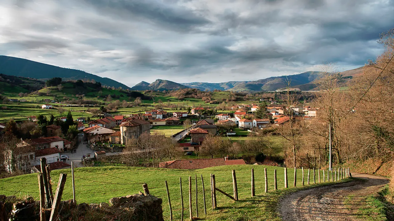 Vista panor&aacute;mica de la tranquila localidad de Molledo, marcada por la triste noticia del fallecimiento de su capataz municipal.