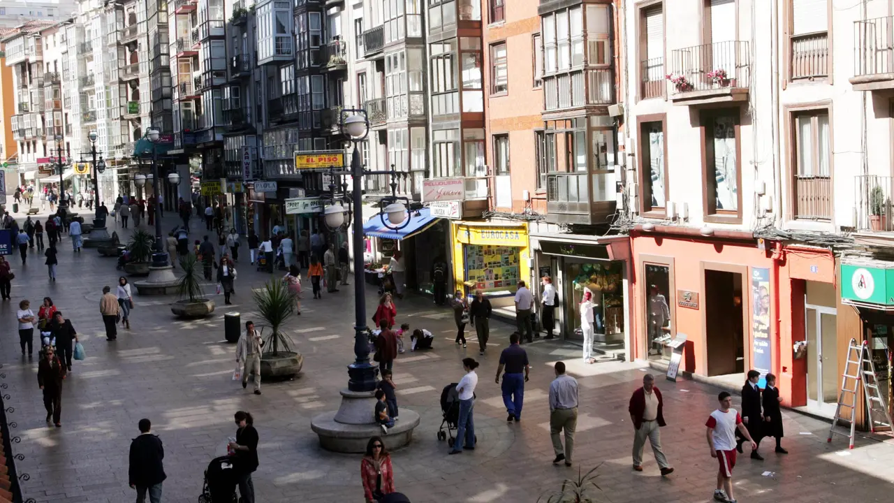 Varias personas caminando por la calle Burgos de Santander. / Alerta