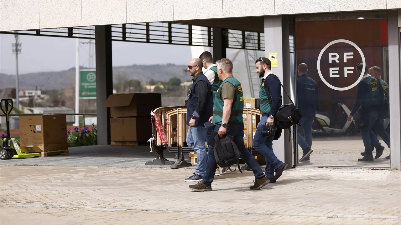 Un agente de la Europol y varios agentes de la Unidad Central Operativa (UCO) de la Guardia Civil salen de la Real Federaci&oacute;n Espa&ntilde;ola de F&uacute;tbol (RFEF). EP / &Oacute;scar J.Barroso