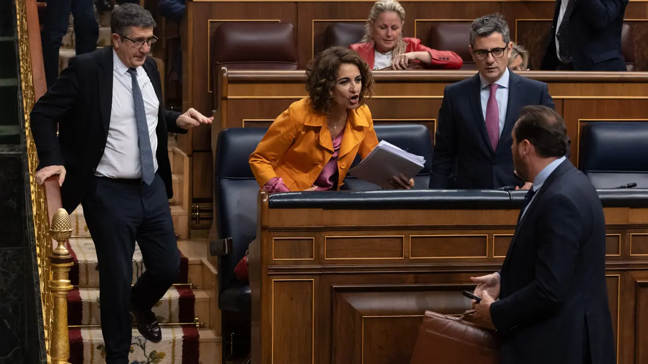 El portavoz del PSOE en el Congreso, Patxi L&oacute;pez, la vicepresidenta primera y ministra de Hacienda, Mar&iacute;a Jes&uacute;s Montero, el ministro de la Presidencia, Justicia y Relaciones con las Cortes, F&eacute;lix Bola&ntilde;os, y el ministro de Transportes y Movilidad Sostenible, &Oacute;scar Puente. / Eduardo Parra