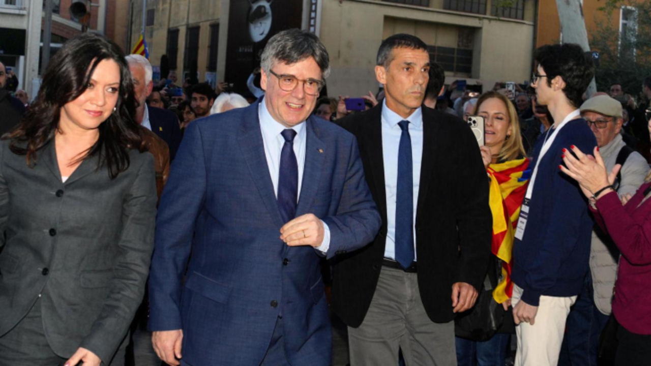 El expresidente de la Generalitat Carles Puigdemont (c), acompa&ntilde;ado de su pareja, Marcela Topor (2i), a su llegada al ayuntamiento de Elna (Francia). / EFE