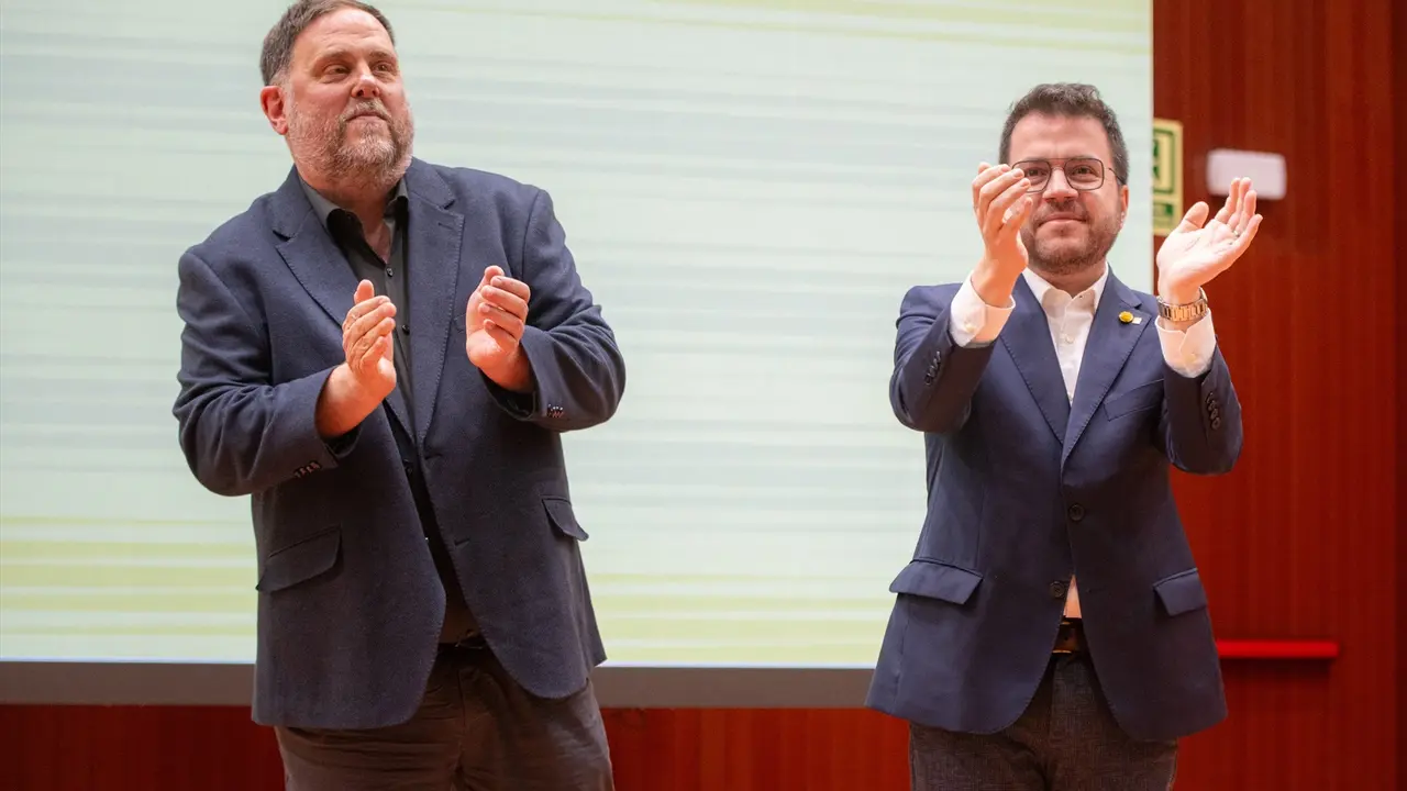 El presidente de Esquerra Republicana (ERC), Oriol Junqueras (i), y el presidente de la Generalitat de Catalunya, Pere Aragon&egrave;s (d). EP /  Lorena Sop&ecirc;na / Archivo