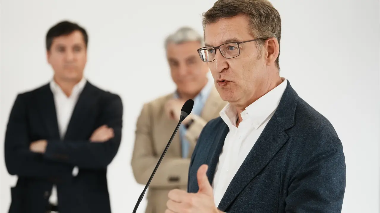 El presidente del PP, Alberto N&uacute;&ntilde;ez Feij&oacute;o, interviene durante su visita a la empresa Teknia Bilbao. EP / H. Bilbao