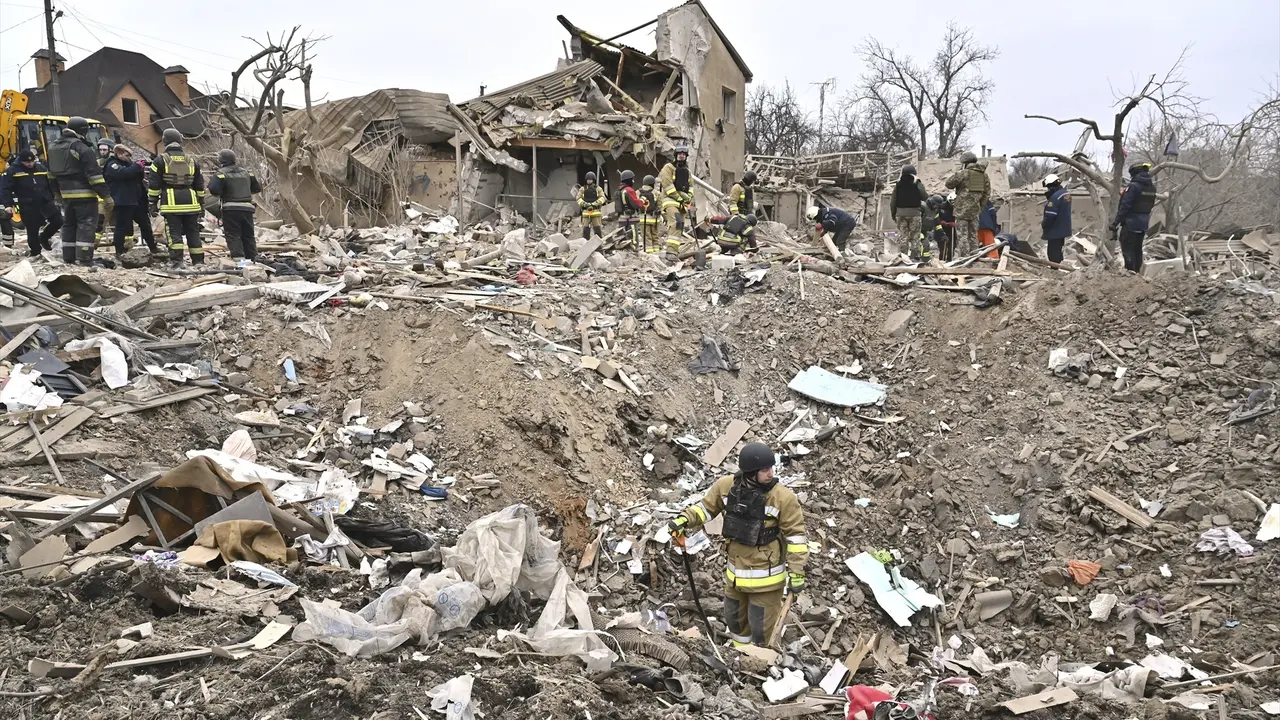 Zona donde impact&oacute; un misil en Zaporoyia. EP