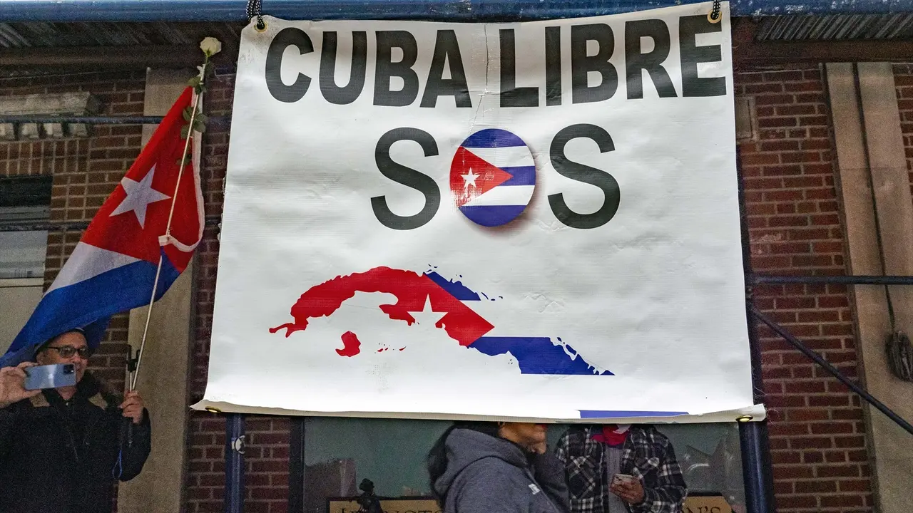 Un cartel que reza "Cuba libre, SOS". EP / Milo Hess