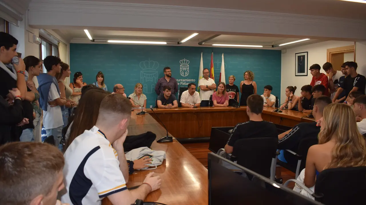 Encuentro entre el Ayuntamiento de Pi&eacute;lagos y j&oacute;venes del municipio. / Alerta