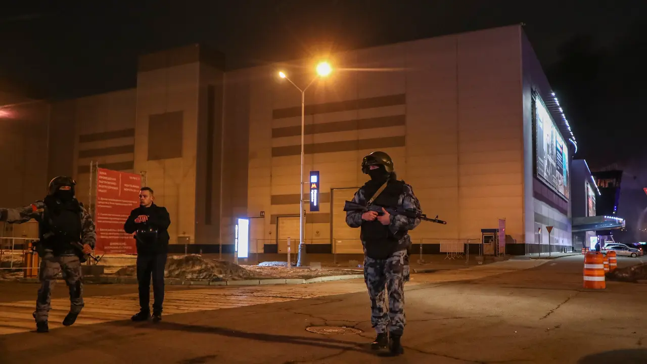 Polic&iacute;as rusos hacen guardia cerca de la sala de conciertos Crocus City Hall en llamas tras un tiroteo en Krasnogorsk, en las afueras de Mosc&uacute;. / MAXIM SHIPENKOV
