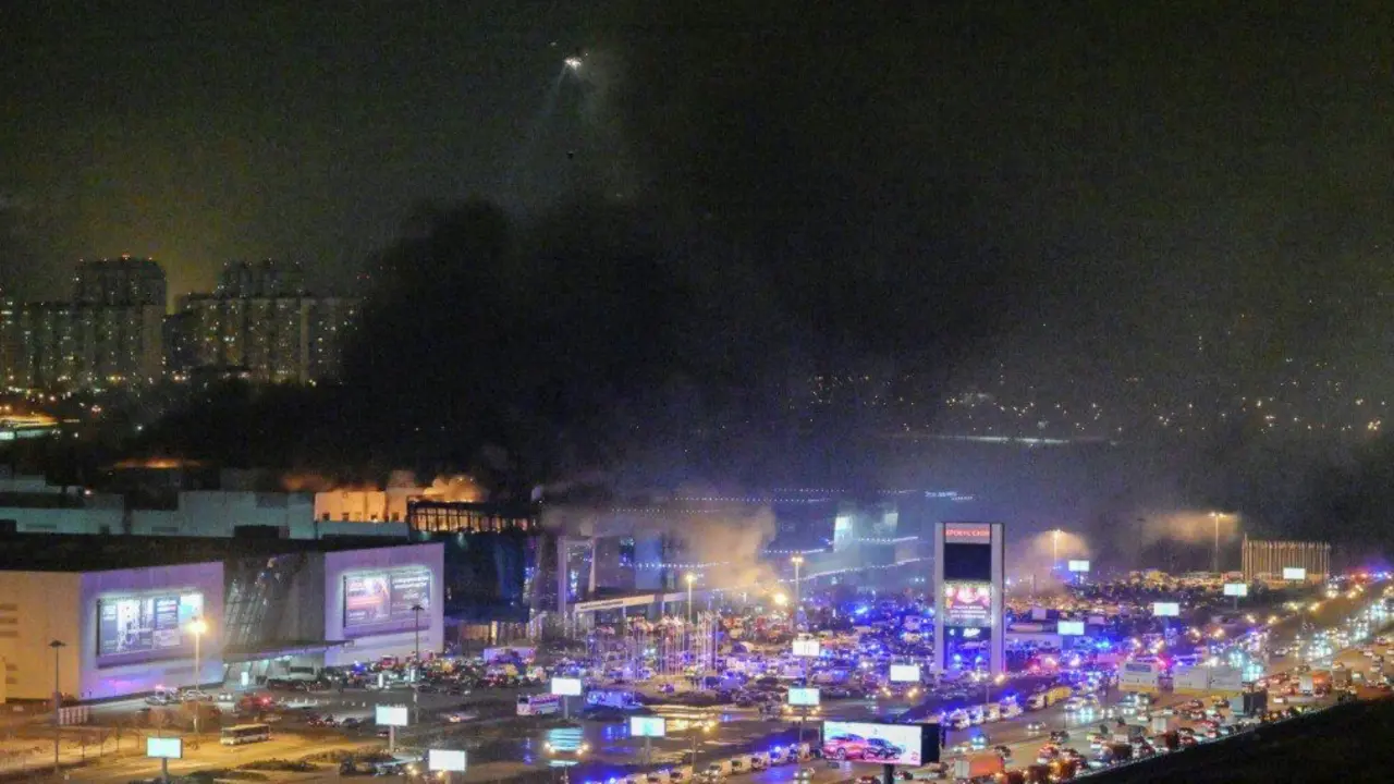 El humo del incendio se eleva por encima de la sala de conciertos Crocus City Hall en llamas tras un tiroteo en el noroeste de Mosc&uacute;, Rusia, el 22 de marzo de 2024. Al menos 40 personas murieron y m&aacute;s de 100 resultaron heridas tras un tiroteo en la sala de conciertos Crocus City Hall el viernes, seg&uacute;n datos preliminares del Servicio Federal de Seguridad de Rusia.,Image: 858872828, Licencia: Derechos gestionados, Restricciones: , Liberaci&oacute;n de modelo: no, L&iacute;nea de cr&eacute;dito: Cao Yang / Xinhua News / ContactoPhoto Licencia editorial v&aacute;lida s&oacute;lo para Espa&ntilde;a y 3 MESES a partir de la fecha de la imagen, despu&eacute;s elim&iacute;nela de su archivo. Para uso no editorial y sin licencia, p&oacute;ngase en contacto con EUROPA PRESS. leer menos

Firma: Cao Yang / Xinhua News / ContactoPhoto - S&oacute;lo para uso en Espa&ntilde;a

Traducci&oacute;n realizada con la versi&oacute;n gratuita del traductor DeepL.com