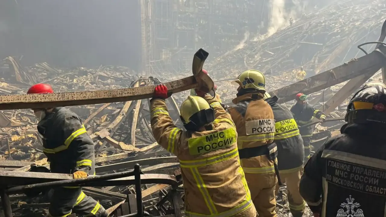 El Ministerio de Situaciones de Emergencia ruso public&oacute; im&aacute;genes de la retirada de escombros en Crocusa.