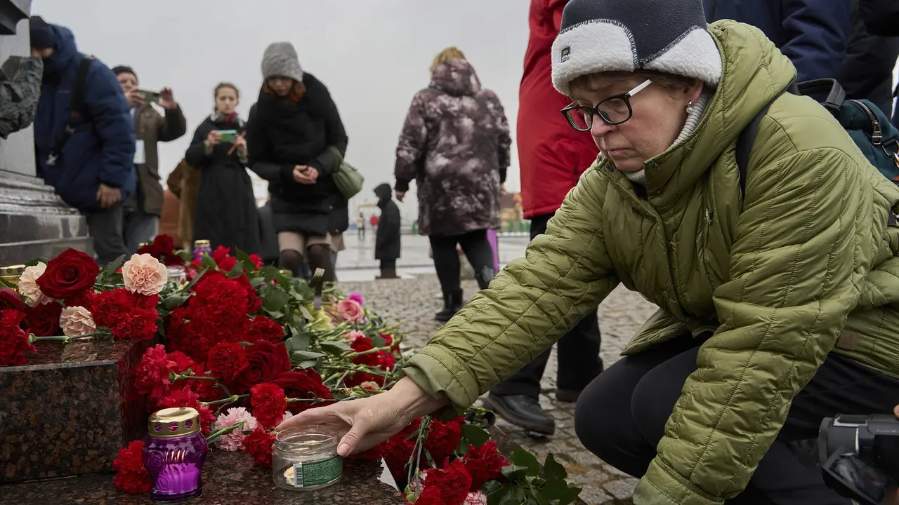 Una mujer enciende una vela por las v&iacute;ctimas de atentado terrorista en Rusia. EP / Guo Feizhou