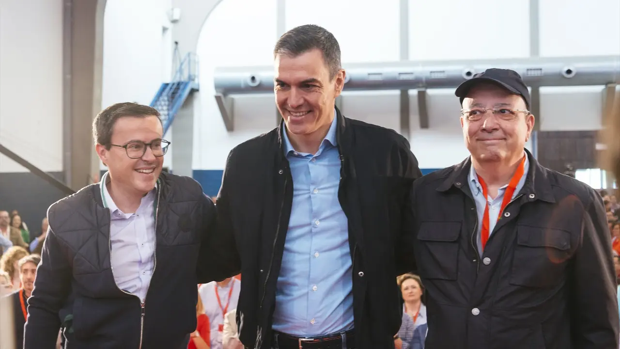 (I-D) El secretario general del PSOE de Extremadura, Miguel &Aacute;ngel Gallardo, el secretario general del PSOE y presidente del Gobierno, Pedro S&aacute;nchez, y el exsecretario general del PSOE de Extremadura y expresidente de la Junta de Extremadura, Guillermo Fern&aacute;ndez Vara. EP / Carlos Ramos