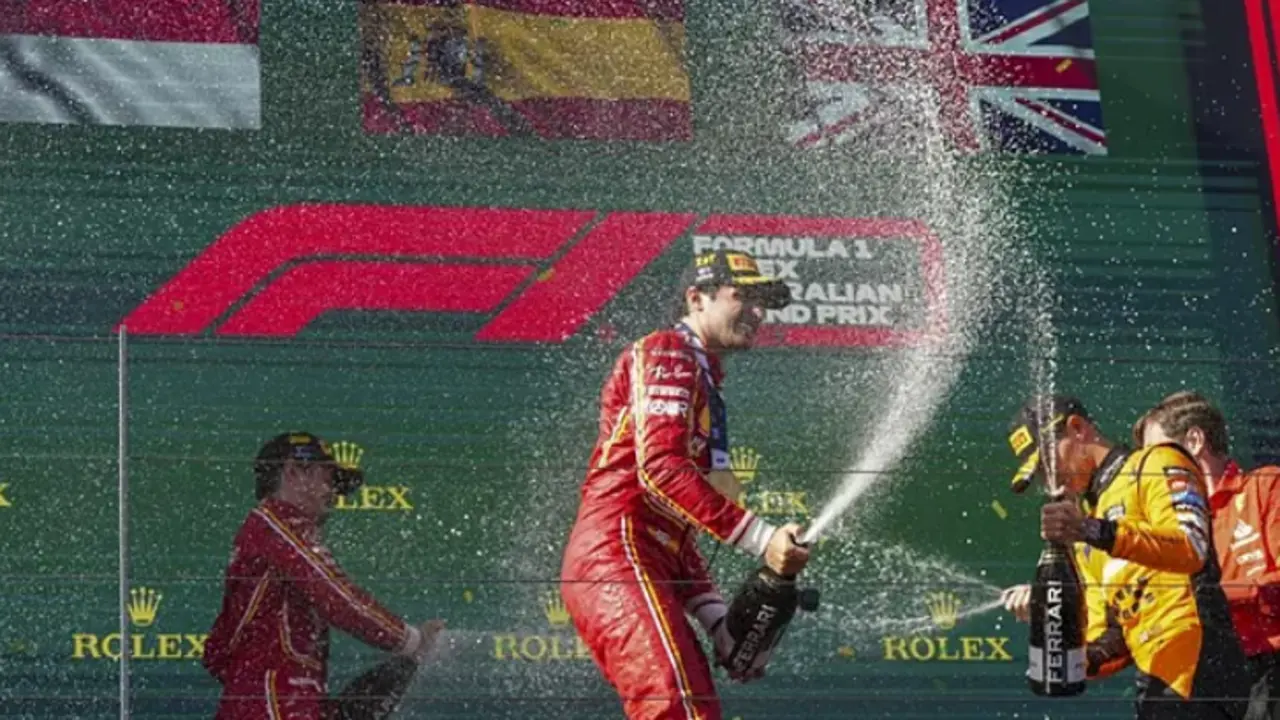 Melbourne (Australia), 24/03/2024.- El espa&ntilde;ol Carlos Sainz (Ferrari) festeja en lo alto del podio su victoria en el Gran Premio de Australia, el tercero del Mundial de F&oacute;rmula Uno, que su compa&ntilde;ero, el monegasco Charles Leclerc (i.) of Monaco, acab&oacute; segundo; y el ingl&eacute;s Lando Norris (McLaren, segundo por la d.). tercero; en el circuito de Albert Park, en Melbourne. EFE/EPA/JOEL CARRETT