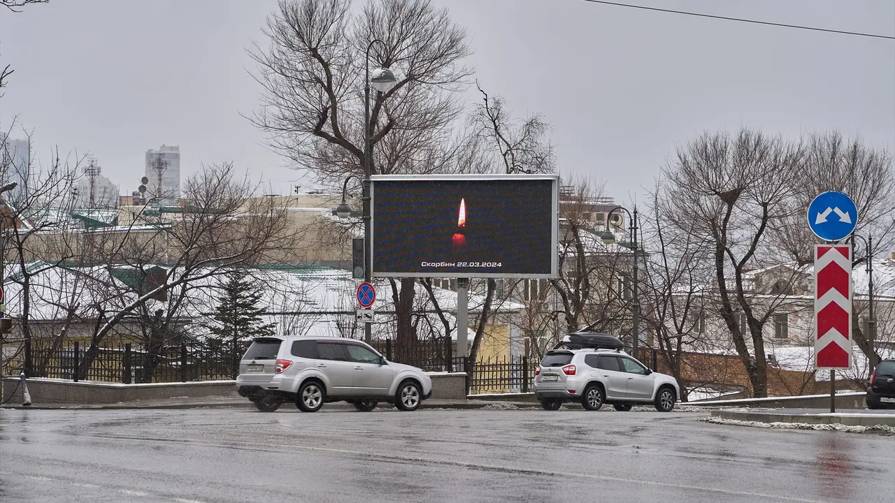 Una pantalla con una vela por las v&iacute;ctimas del atentado en Rusia. EP / Guo Feizhou