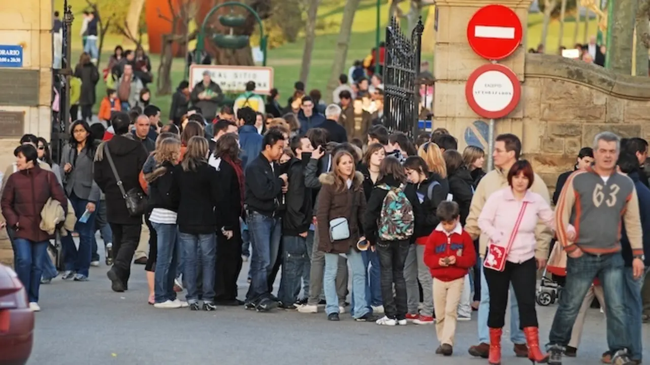 Decenas de personas en la puerta de entrada a la pen&iacute;nsula de la Magdalena en Santander. / ALERTA