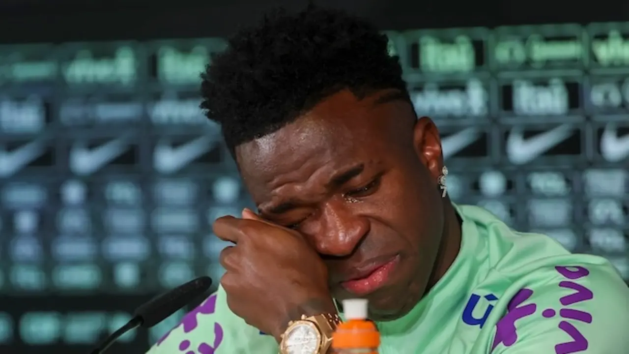 El delantero de la selecci&oacute;n brasile&ntilde;a de f&uacute;tbol Vinicius JR durante la rueda de prensa ofrecida este lunes en la Ciudad Deportiva de Valdebebas, con motivo del partido que ma&ntilde;ana disputar&aacute;n ante Espa&ntilde;a en el estadio Santiago Bernab&eacute;u de Madrid. EFE/ Kiko Huesca