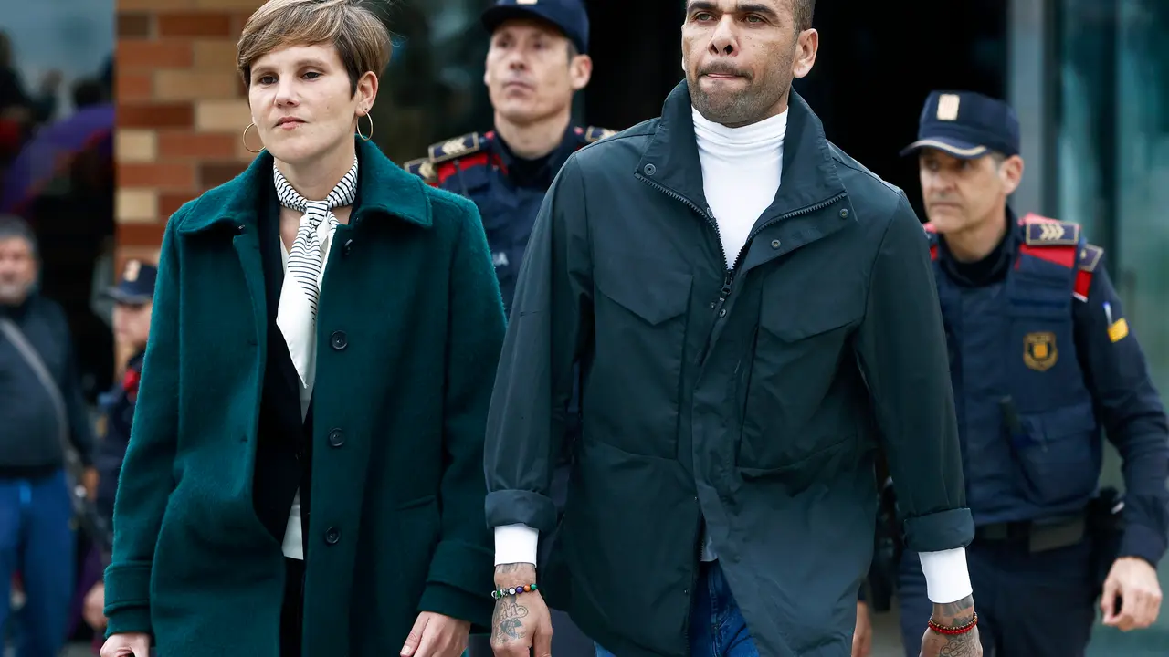 Alves sale de prisi&oacute;n junto a su abogada. / EFE