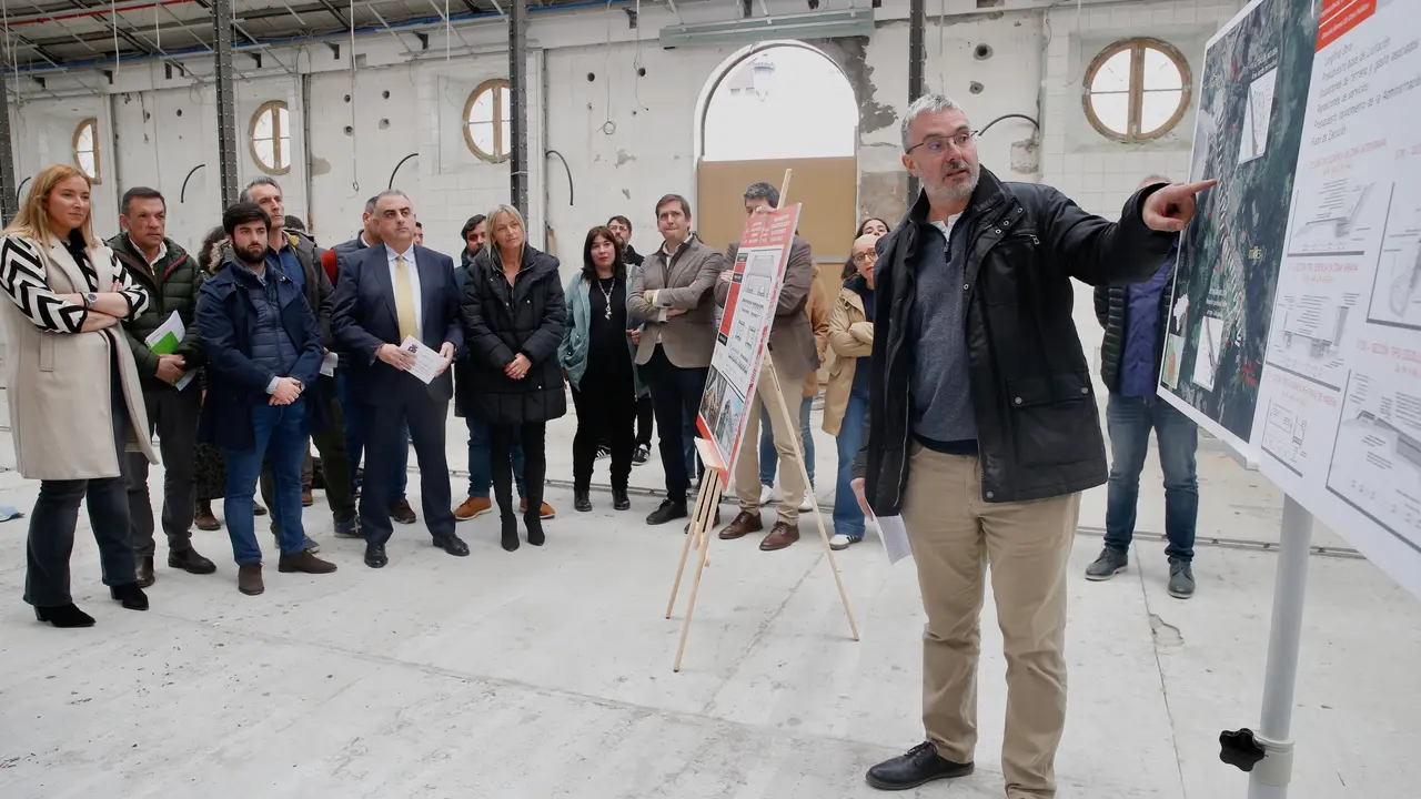 El consejero de Fomento, Roberto Media, visit&oacute; las obras del Mercado de Abastos de Castro Urdiales. / Alerta